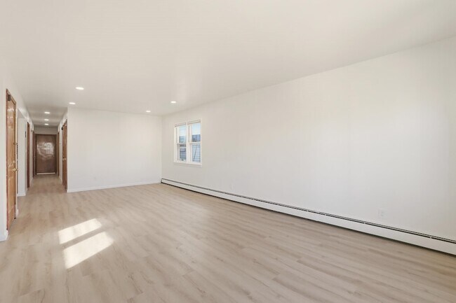 Building Photo - 576 Avenue East Unit