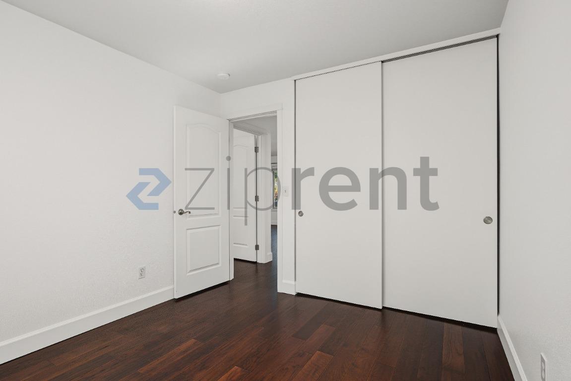 Building Photo - Unit 5