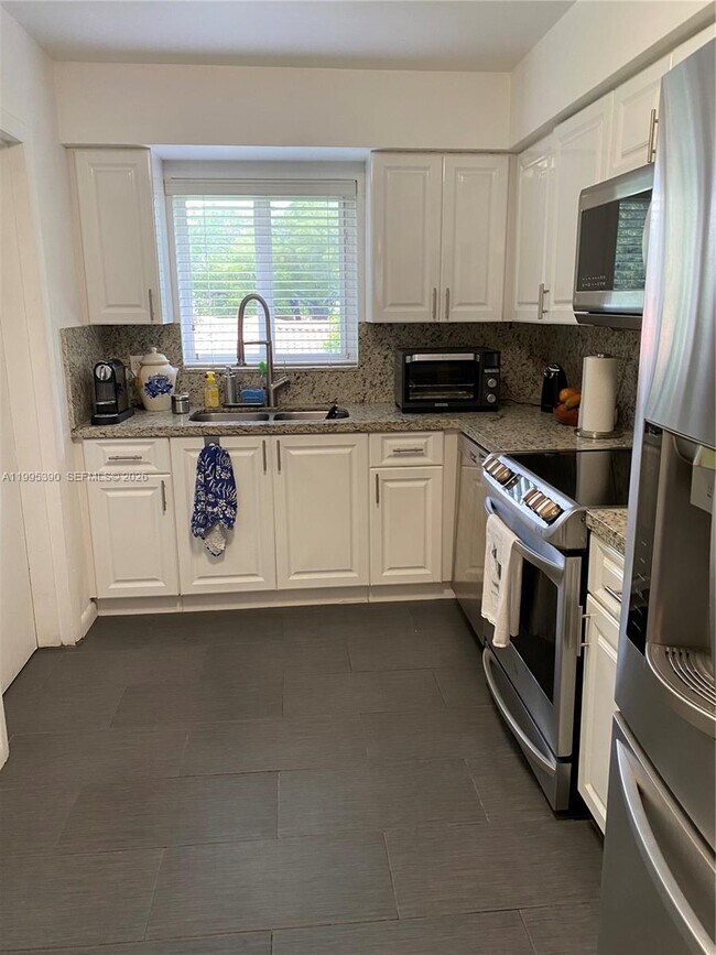 Building Photo - 2720 S Le Jeune Rd