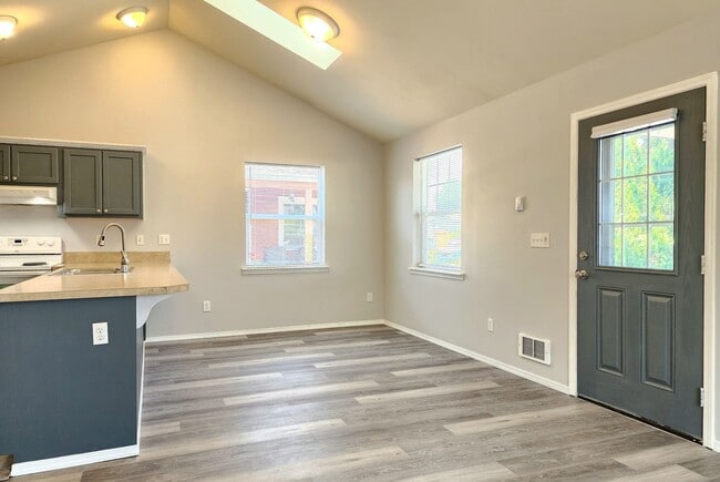 Building Photo - 3 Bedroom 2 Bath Home in Arlington