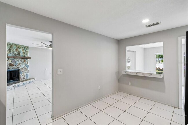 Building Photo - 400 E Silver Star Rd