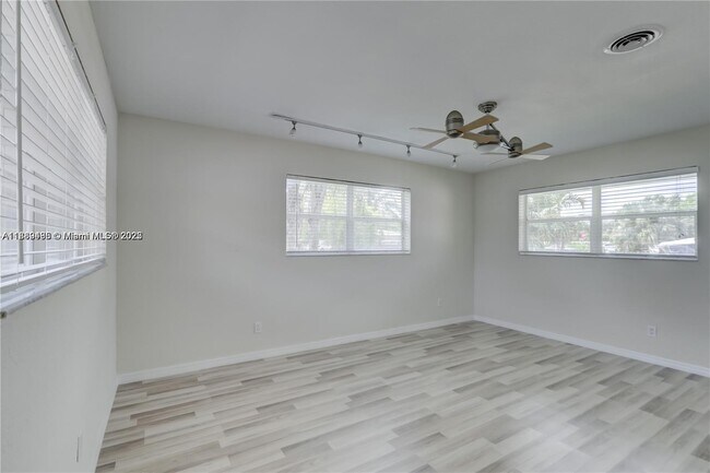 Building Photo - 308 N Crescent Dr