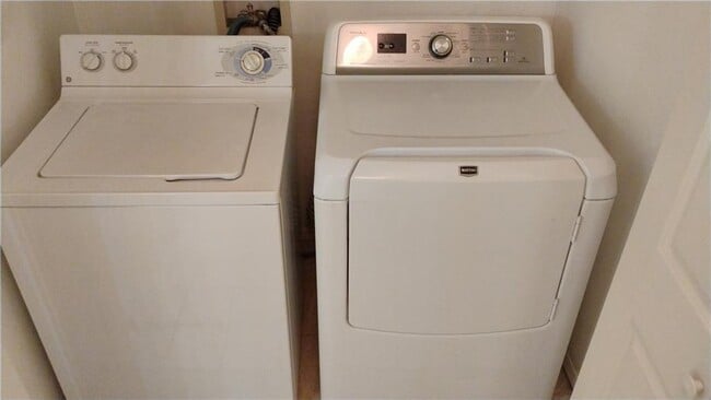 Building Photo - 44 Holly Dr