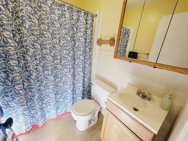 Building Photo - SPACIOUS 2/2 w/ Wood Floors, Washer/Dryer, Office, & Carport! Walk to Midtown Night Life! Availab...