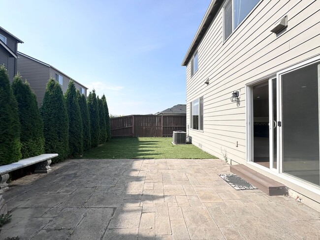 Building Photo - Stunning Modern 5 Bed 3 Bath Home in North...