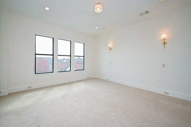 Building Photo - 1825 W 24th St