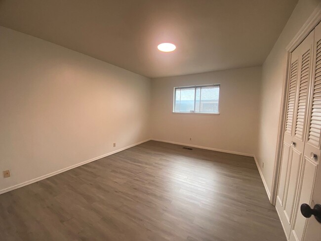 Building Photo - Spacious with great location and neighborh...