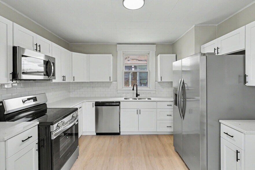 Building Photo - 1756 Bruck St