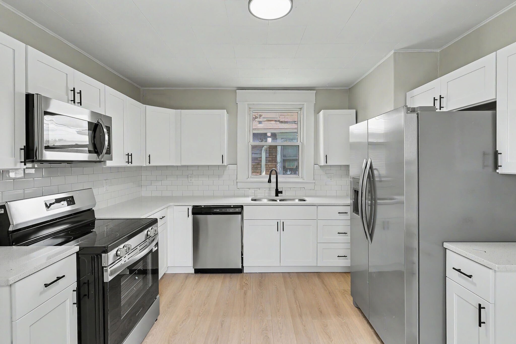 Building Photo - 1756 Bruck St