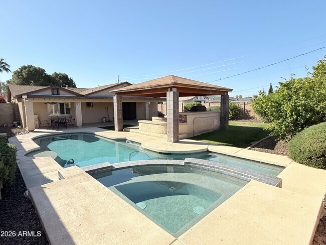 Building Photo - 5212 E Cambridge Ave