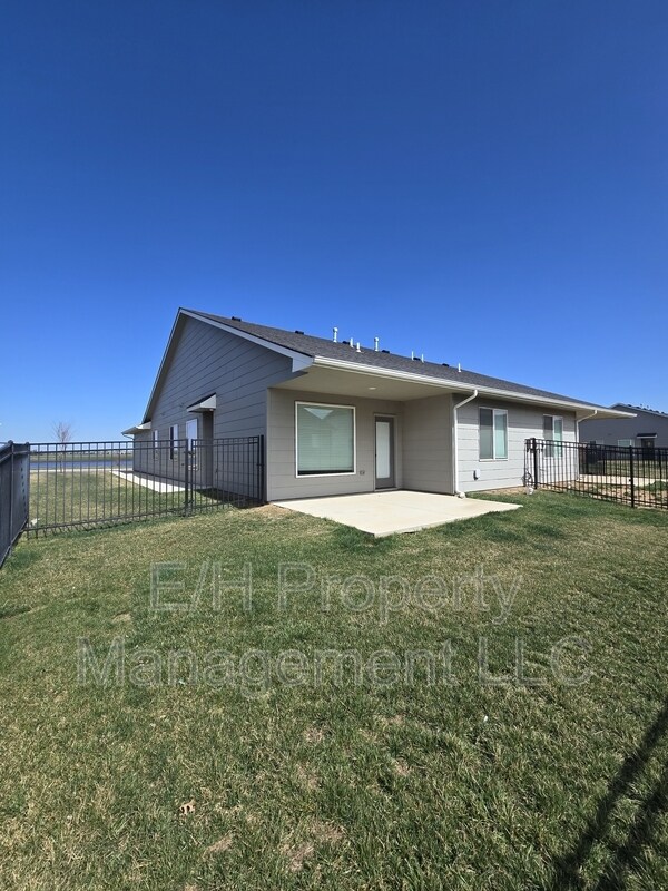 Building Photo - 12195 Fennec St