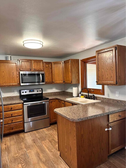 Building Photo - 712 25th Ave NE