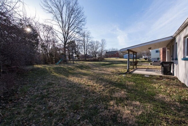 Building Photo - PRICE HILL-NICE 3 BEDROOM 1 BATH RANCH with