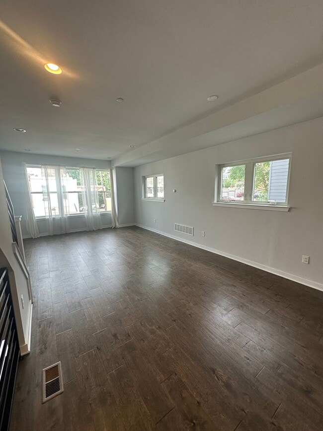 Building Photo - Beautifully Renovated 4 Bed/ 3.5 Bath With Rooftop!