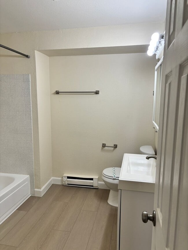 Building Photo - NEWLY REMODELED CONDO - 1 BED/1 BATH UPSTA...