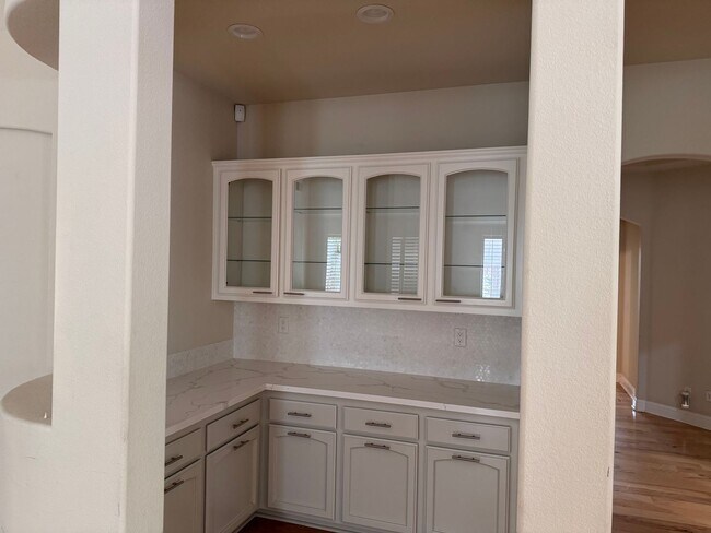 Building Photo - Recently Updated 4 Bedroom Prairie Oaks Ho...