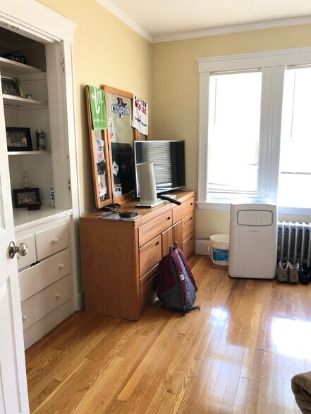 Primary Photo - 120 Holton St