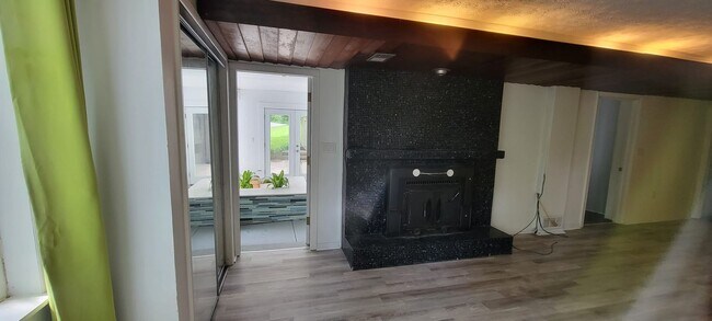 Building Photo - 4 bedrooms 3 baths beautiful house