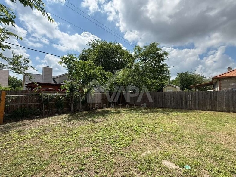 Building Photo - 3230 Bear Springs Dr