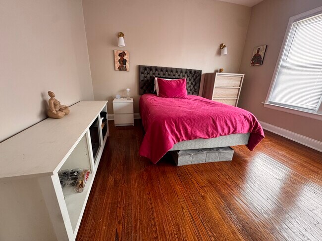 Building Photo - 2833 W 66th St