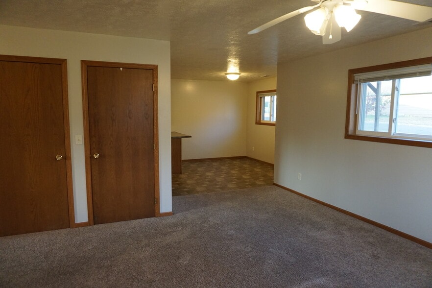 Building Photo - 1400 E Rushmore Dr