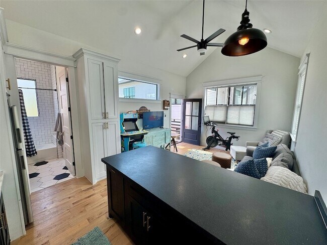 Building Photo - 805 Cordell St