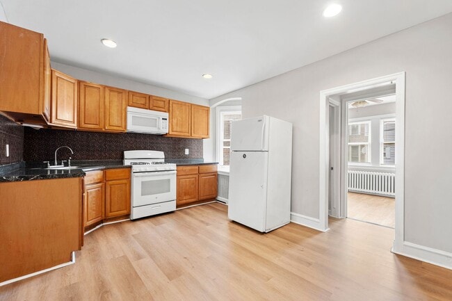 Building Photo - ???UPDATED 3 BEDROOMS AND 1BATH HOME WITH ...