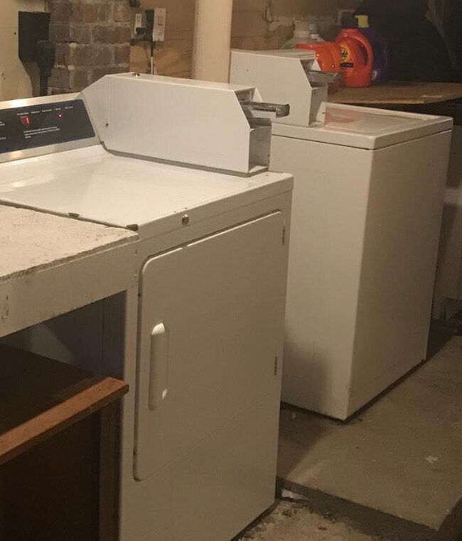 Building Photo - 204 River St