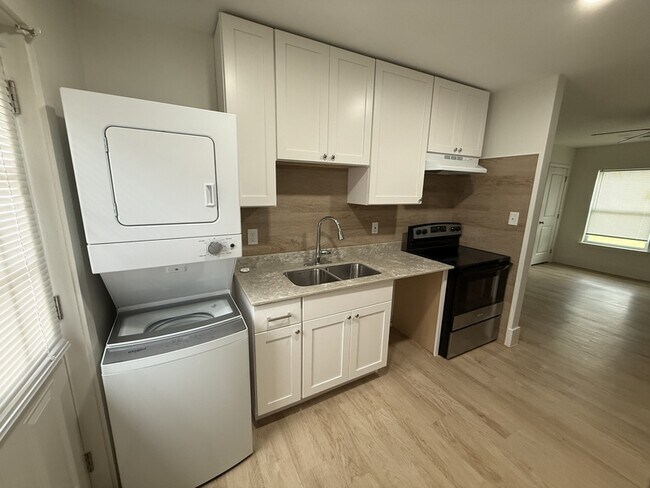 Building Photo - 940 N Hollywood St