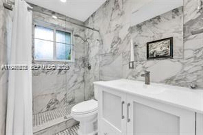 Building Photo - 1532 NE 39th St