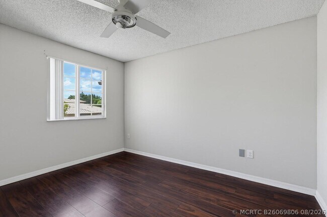 Building Photo - 400 Crestwood Ct N