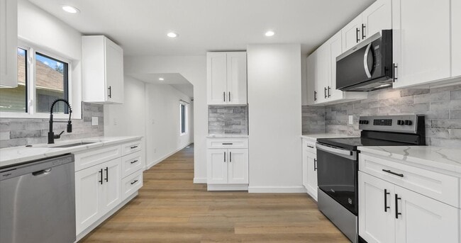 Building Photo - Remodeled 5BR Vintage Gem in Prime West Se...