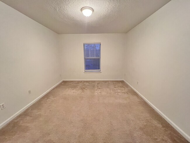 Building Photo - 302 Cherry Way