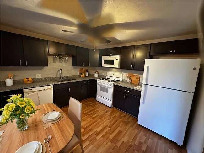 Building Photo - 205 Woodside Dr