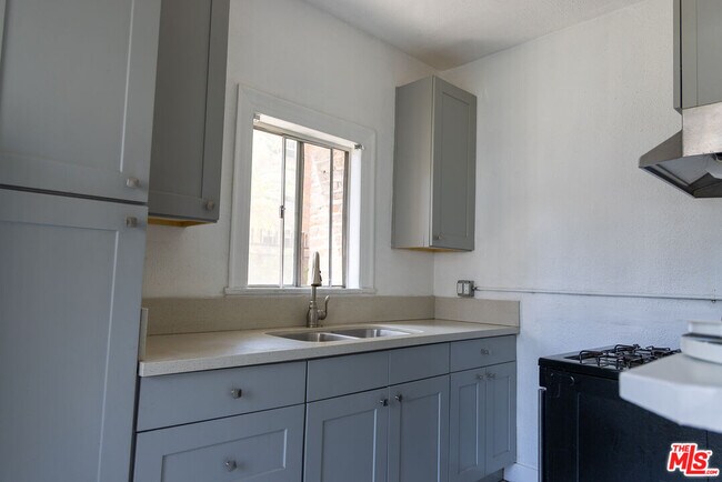 Building Photo - 661 Shatto Pl