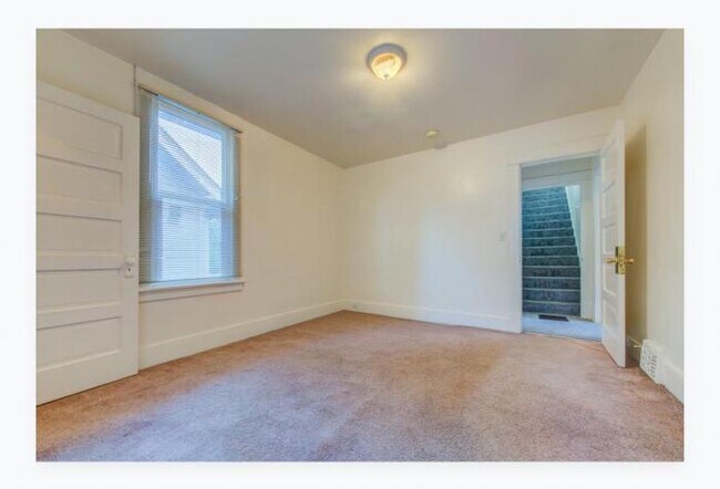 Building Photo - 8 bedroom in Seattle WA 98105