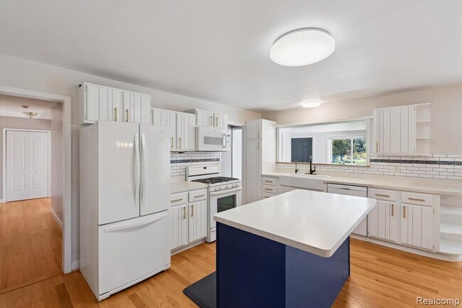 Building Photo - 2860 E Coon Lake Rd