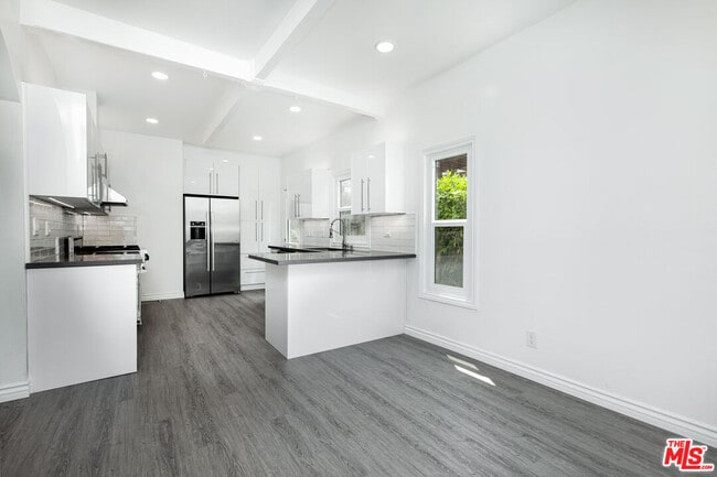 Building Photo - 8718 Rosewood Ave
