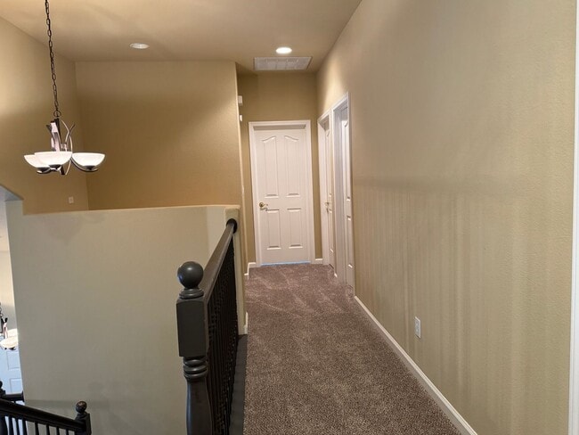 Building Photo - Well-maintained Roseville home!