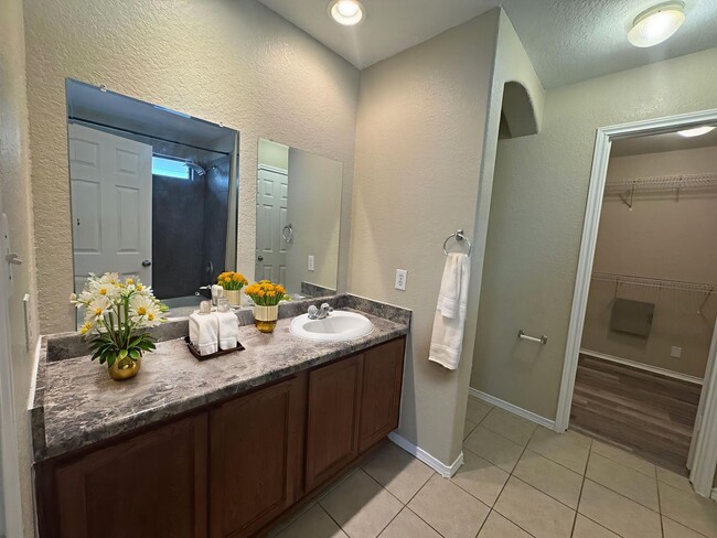 Building Photo - COMFORTABLE HOME | SINGLE STORY  |  CLOSE TO HWY 151 & 410 | SHOPPING & RESTAURANTS