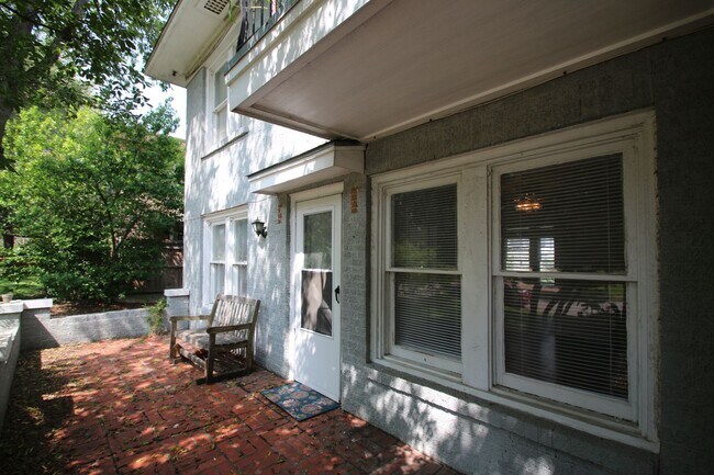 Building Photo - Charming 2/1 Downstairs Apartment Unit w/ ...