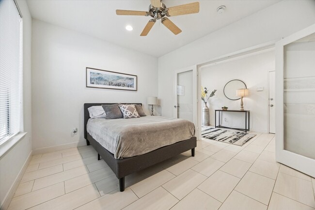 Building Photo - 902 Roy St