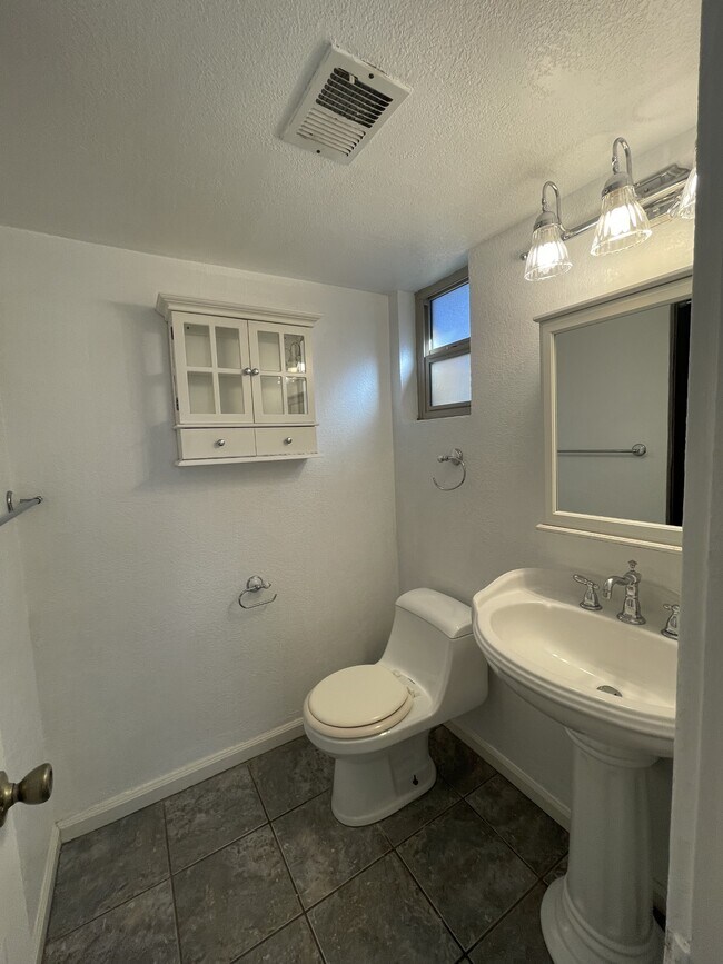 Building Photo - 8415 Menaul Blvd NE