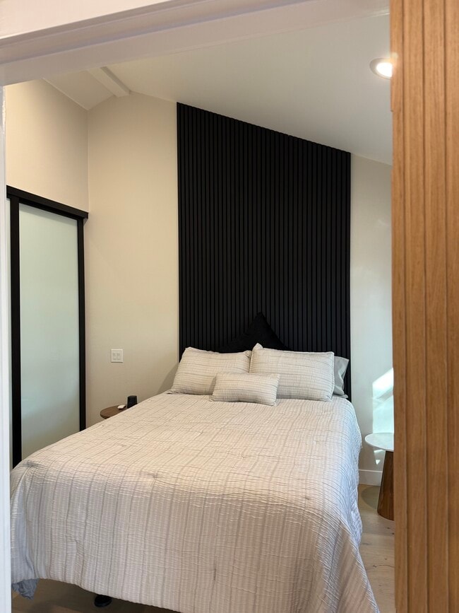 Building Photo - 26552-26552 Royale Dr