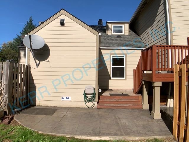 Building Photo - FREE RENT! Spacious 3-Bedroom Duplex Retre...