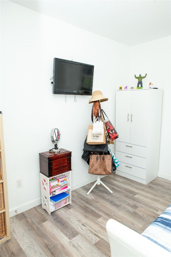 Building Photo - 1147 SW 7th Ave