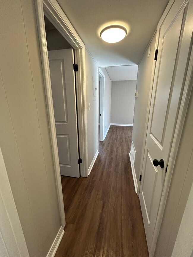 Building Photo - 2150 Saxon St