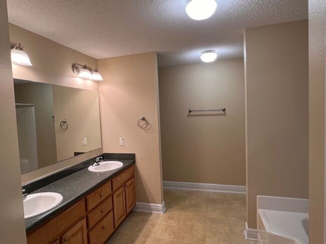 Building Photo - 5654 Colinas Verde Dr