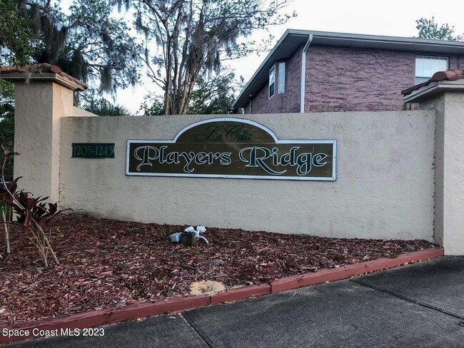 Building Photo - 1211 Country Club Dr