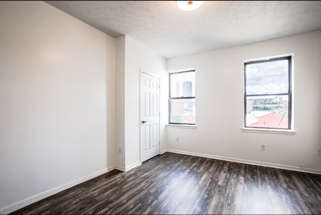 Building Photo - 415 E Carson St
